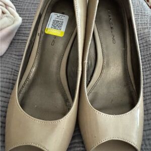 Bandolino Women's Cream Peep Toe Heels